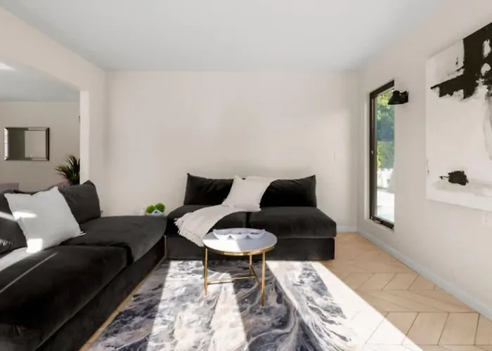 Stylish 4br With Pool & Fireplace