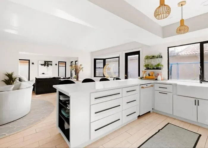 Holiday home Stylish 4br With Pool & Fireplace