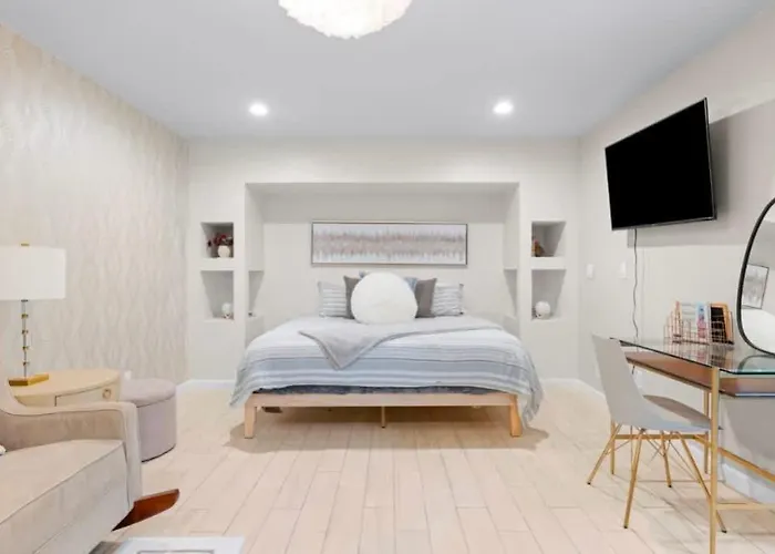 Stylish 4br With Pool & Fireplace Holiday home