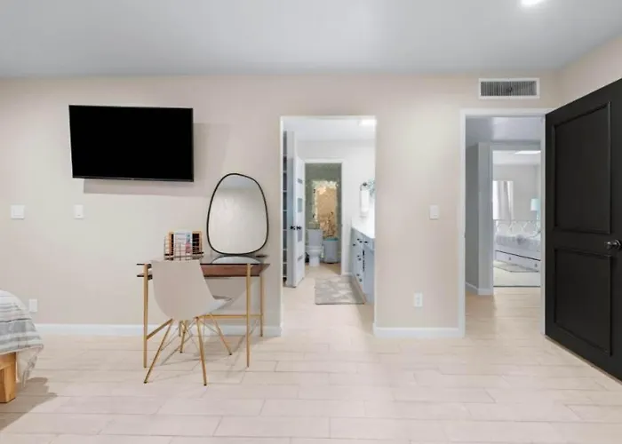 Stylish 4br With Pool & Fireplace