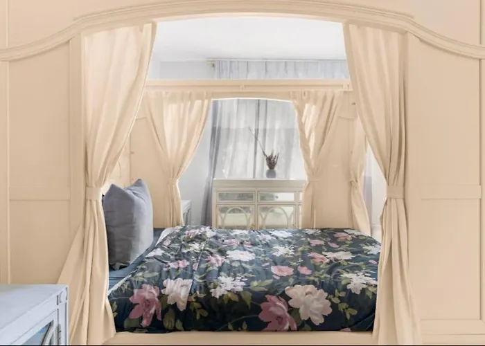 Holiday home Stylish 4br With Pool & Fireplace *