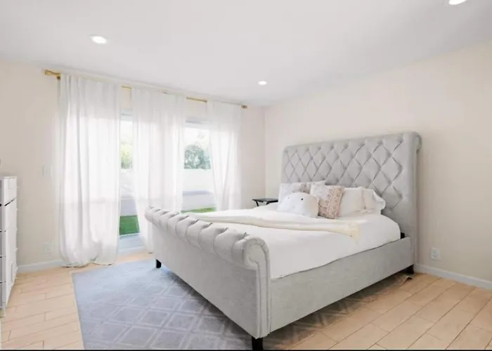 Stylish 4br With Pool & Fireplace