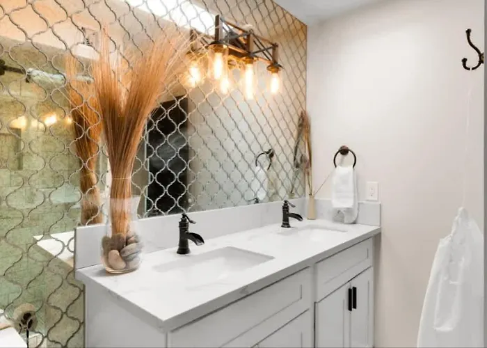 Stylish 4br With Pool & Fireplace