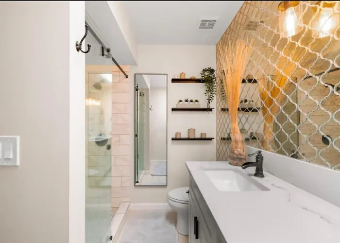 Stylish 4br With Pool & Fireplace Holiday home *