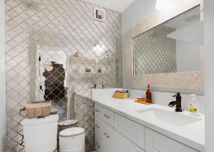 Stylish 4br With Pool & Fireplace Holiday home *