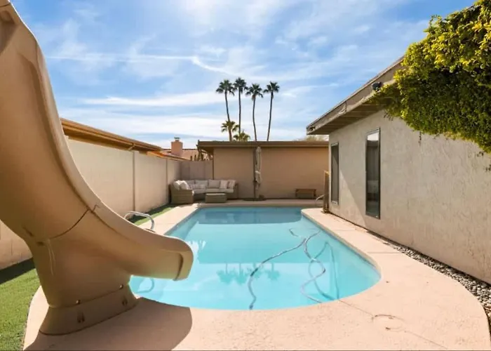 Stylish 4br With Pool & Fireplace